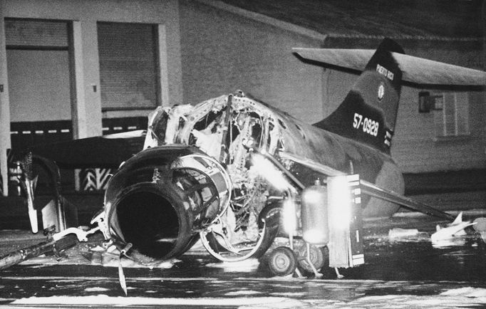 Vrak letounu F-104 Starfighter, kterého zničili sabotéři zničili bombami na základně Národní letecké gardy Muniz v sousedství letiště v San Juanu v Portoriku, rok 1981