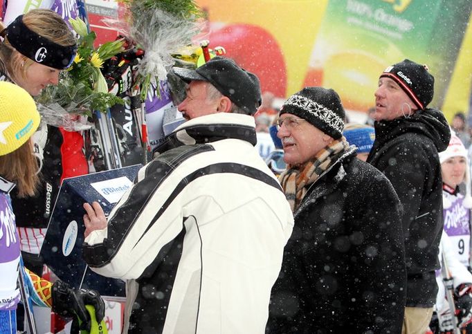 Tři ze čtyř nejvyšších ústavních činitelů předávali vítězkám ceny. Zleva doprava: Přemysl Sobotka, Václav Klaus a Mirek Topolánek.