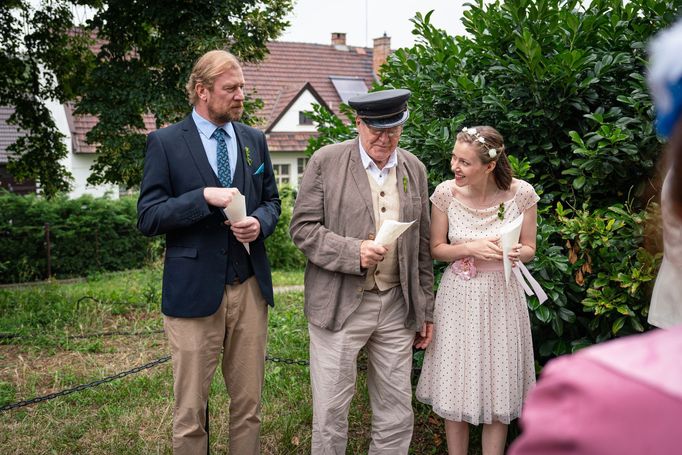 Martin Pechlát jako Petr, Jan Vlasák coby profesor a Agáta Kryštůfková v roli Viky.