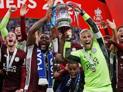 Fotbalisté Leicesteru jásají s trofejí pro vítěze po zatím posledním finále FA Cupu