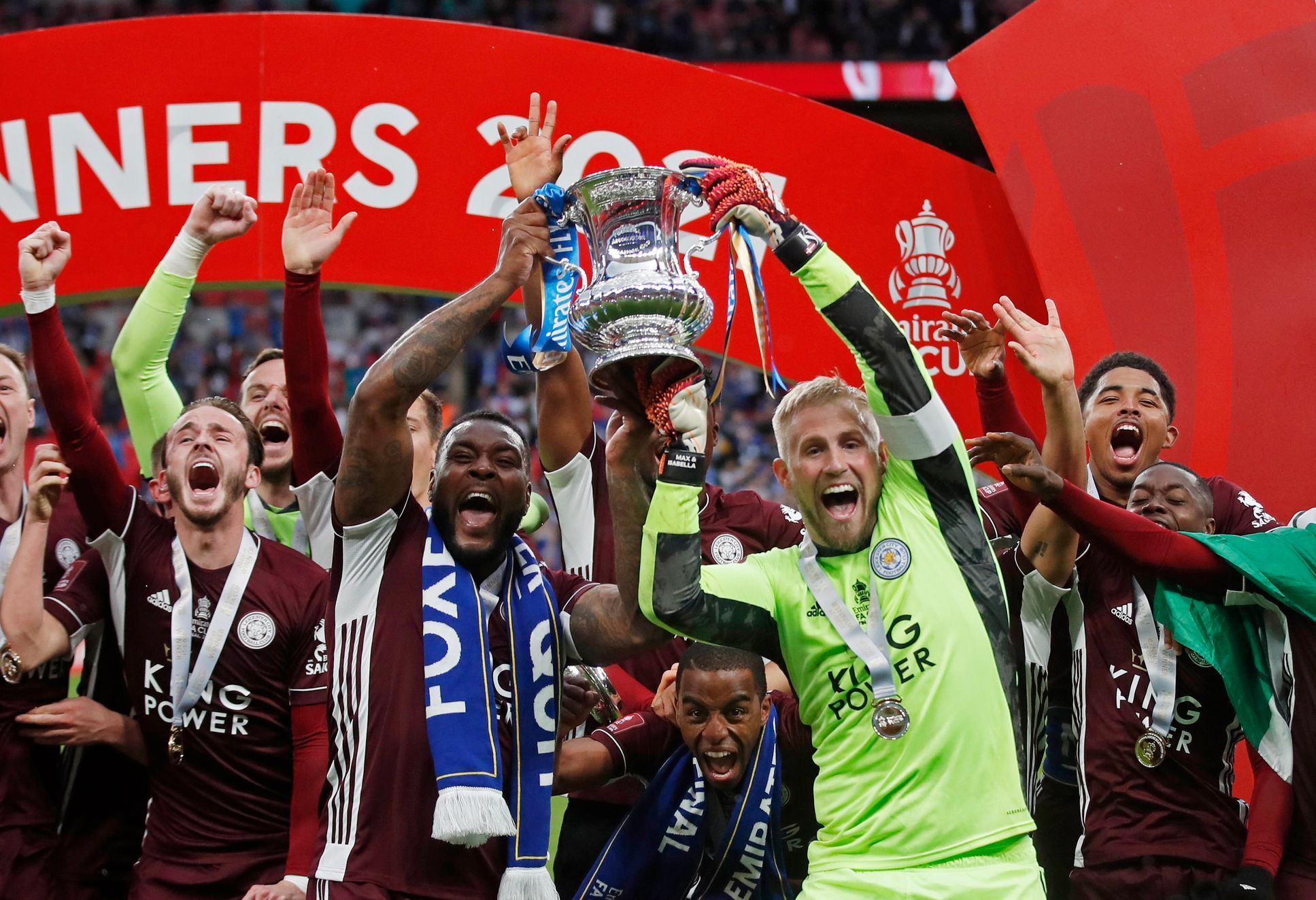 fotbal, FA Cup 2020/2021, Anglický pohár, finále, Chelsea v Leicester City, fotbalisté Leicesteru s trofejí