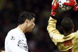 Útočník Manchesteru Ronaldo se snaží hlavou překonat gólmana AC Milán Didu.