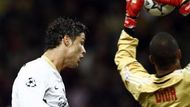 Útočník Manchesteru Ronaldo se snaží hlavou překonat gólmana AC Milán Didu.