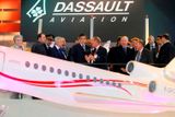 Francouzský premiér Francois Fillon spolu s hlavou společnosti Dassault Aviation Charlesem Edelstennem.