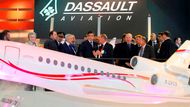 Francouzský premiér Francois Fillon spolu s hlavou společnosti Dassault Aviation Charlesem Edelstennem.