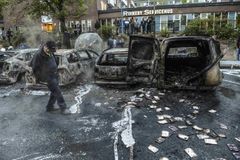 Stockholm je klidnější, ale nepokoje se šíří Švédskem
