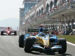 Fernando Alonso s Renault na trati Velké ceny Turecka.
