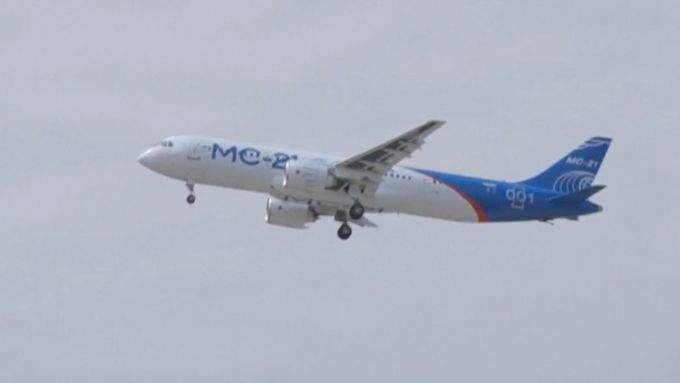 Rusko úspěšně otestovalo letadlo MS-21. Mělo by konkurovat Airbusu i Boeingu
