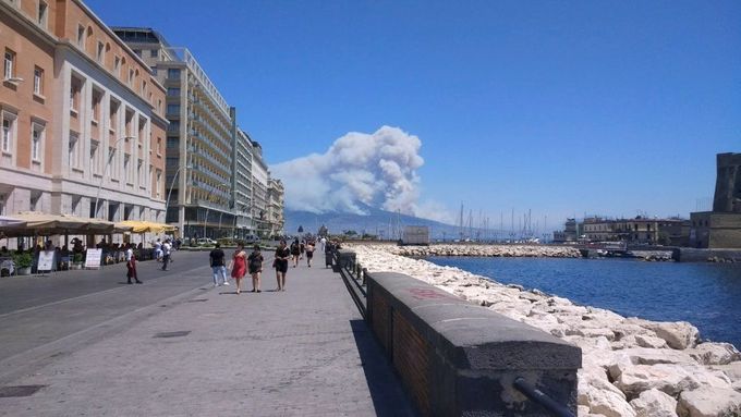 Pohled z Neapole na hořící les v národním parku Vesuv.