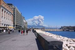 Na Sicílii evakuovali kvůli požárům 700 turistů, v Kalábrii zahynuli dva lidé. Hoří i les na Vesuvu