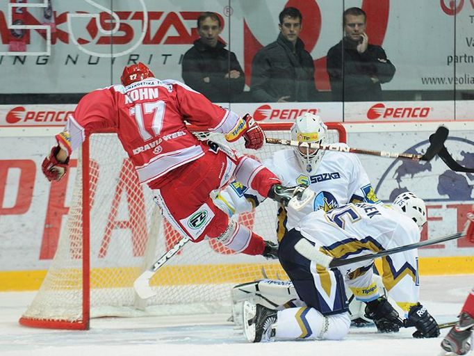 Ladislav Kohn letí vzduchem, přihlíží Jan Chábera a Jan Piskáček