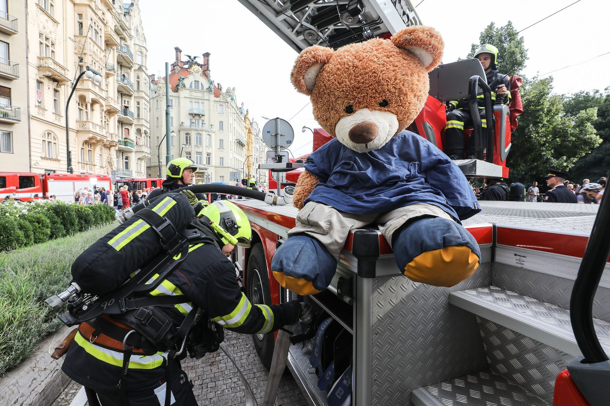 Ukázka požárního zásahu při příležitosti 140 let od požáru Národního divadla, hasiči, hašení