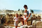 Kate ve čtyřech letech (vlevo) s otcem a sestrou Pippou v Jordánsku.