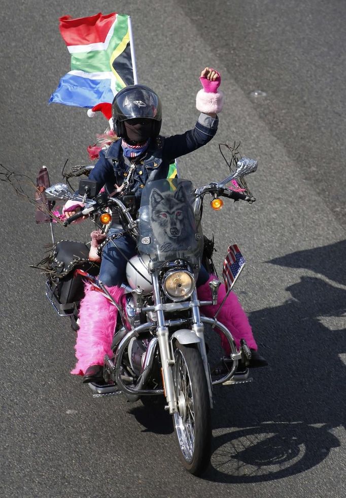 Jihoafrická republika je zemí mnoha tváří. Takto zase uctívali Mandelu motorkáři v Johannesburgu.