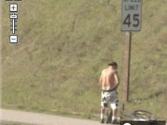 Některé záběry ze Street View vzbudily na internetu veselí. Tento muž ale podle svědků pouze opravoval kolo.