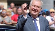 Platné řidičské oprávnění Miloš Zeman nemá. Naposledy řídil před revolucí.