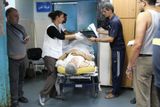 Mezinárodní organizace Lékaři bez hranic pomáhá potřebným v krizových oblastech po celém světě. Chirurgický tým působí i v neklidném Pásmu Gazy.