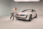 Designér Petr Nevřela popisuje členění přední masky studie Vision O. Čidla jsou v horní části, nechybí ani žaluzie pro optimalizaci proudění vzduchu.