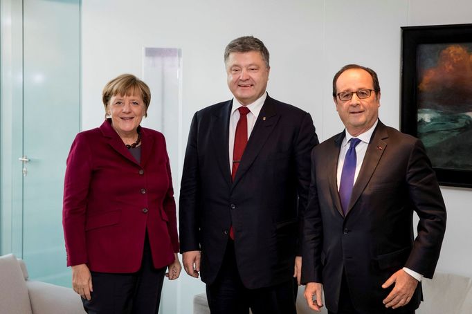 Petro Porošenko, Angela Merkelová a Francois Hollande na schůzce v Berlíně.