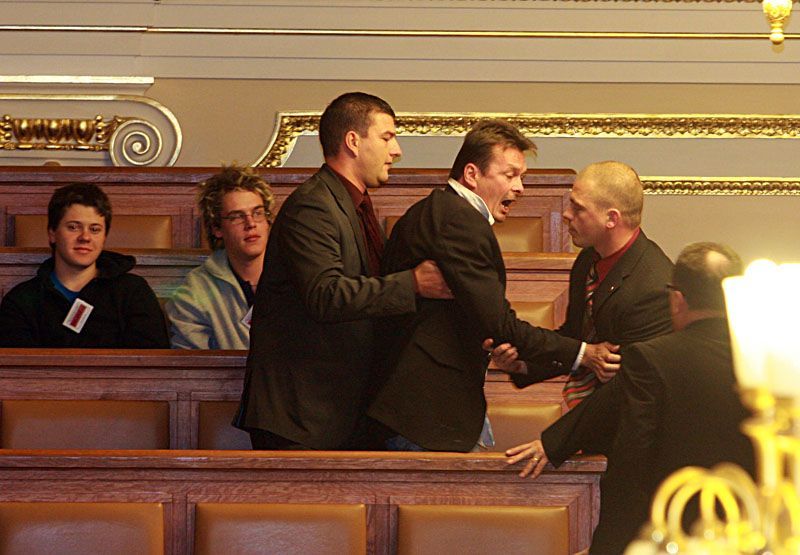 Poslanci a poslankyně schůzují