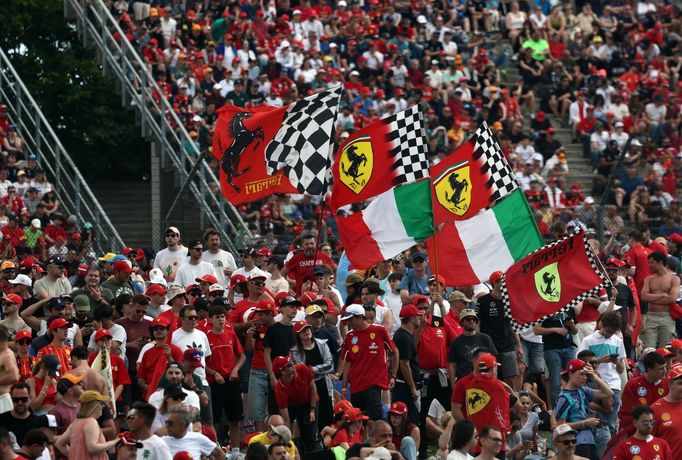 Fanoušci Ferrari během kvalifikace na VC Emilie-Romagny F1 2025