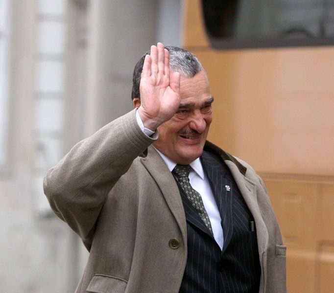 Karel Schwarzenberg zamával přihlížejícím turistům na nádvoří, nastoupil do autobusu a spolu s ostatními ministry odjel na první jednání vlády.