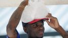 Turner Field vendor Demetrius Smith puts a bag of ice on his head as he tries to stay cool while working at the MLB National League baseball game between the Atlanta Braves and Washington Nationals in Atlanta, Georgia June 30, 2012. A record breaking heatwave has covered most of the country, with temperatures expected to reach 105 degrees Fahrenheit (41 degrees Celsius) in Atlanta. REUTERS/Tami Chappell (UNITED STATES - Tags: SOCIETY SPORT BASEBALL ENVIRONMENT) Published: Čer. 30, 2012, 10:59 odp.