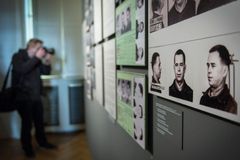 Autoři výstavy o Chartě 77 kritizují ředitele Národní galerie, podle nich zanedbal práci se školami