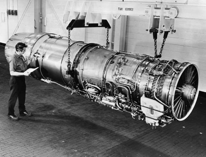 Proudový motor Pratt and Whitney určený pro stíhací letoun General Dynamics F-16 Fighting Falcon. Rok 1961