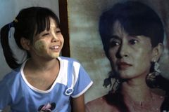 Další narozeniny ve vězení. Su Ťij je 62 let