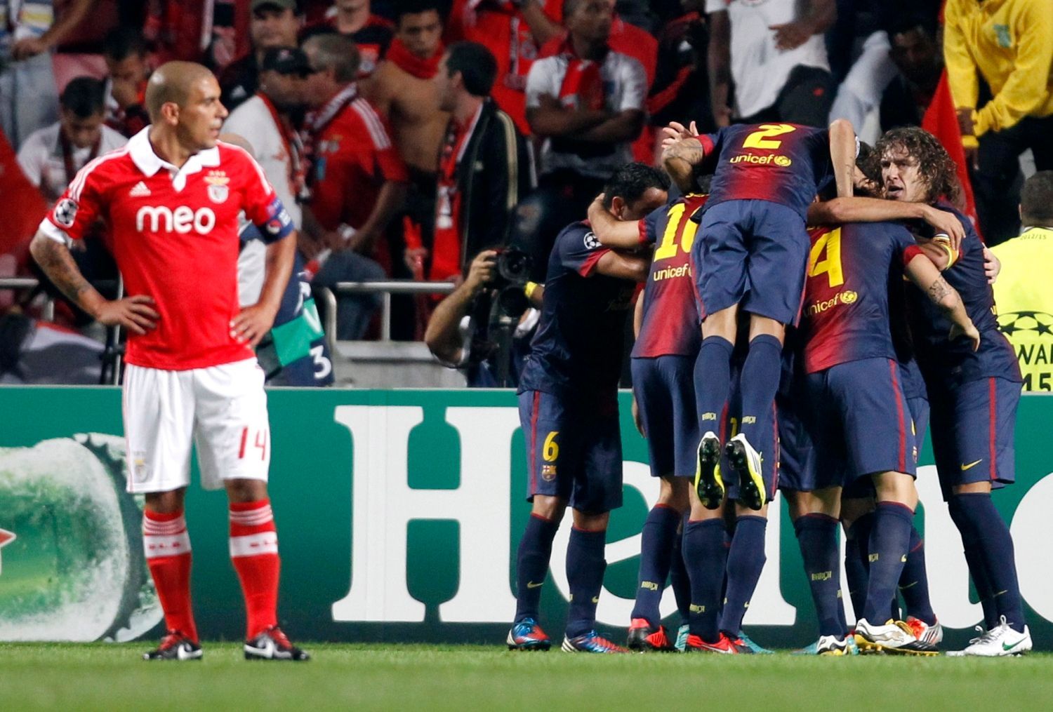 Fotbalisté Barcelony slaví gól Alexise Sáncheze v utkání Ligy mistrů 2012/13 s Benficou Lisabon.