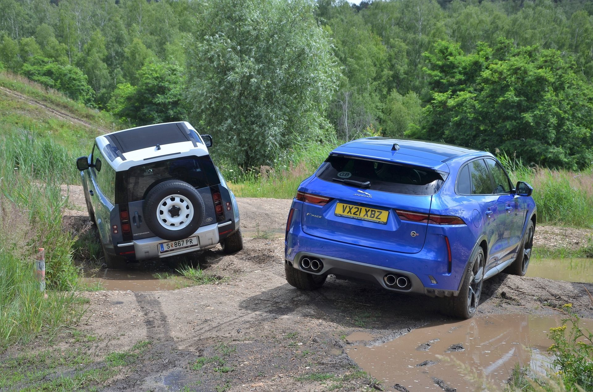 Land Rover 90 Jaguar F-Pace SVR