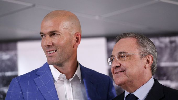 Trenér Madridu Zinedine Zidane a prezident klubu Florentino Perez.