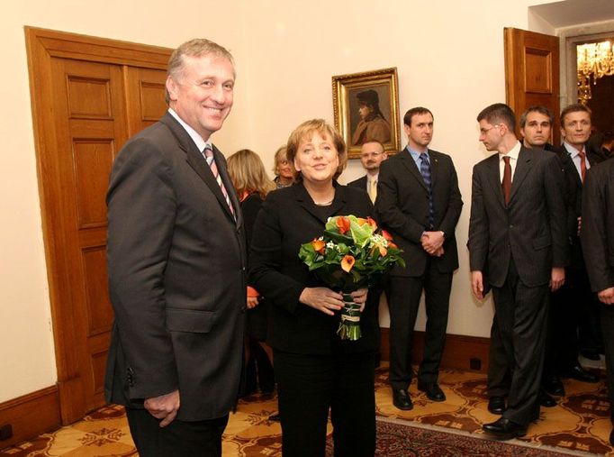 Schůzka premiéra Topolánka s německou kancléřkou trvala zhruba čtyřicet minut. Začala vzájemným představováním delegace a aparátu české vlády. A samozřejmě: fototermínem pro média.