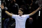 Federer vstoupil vítězně do Turnaje mistrů, mladík Zverev přehrál Čiliče