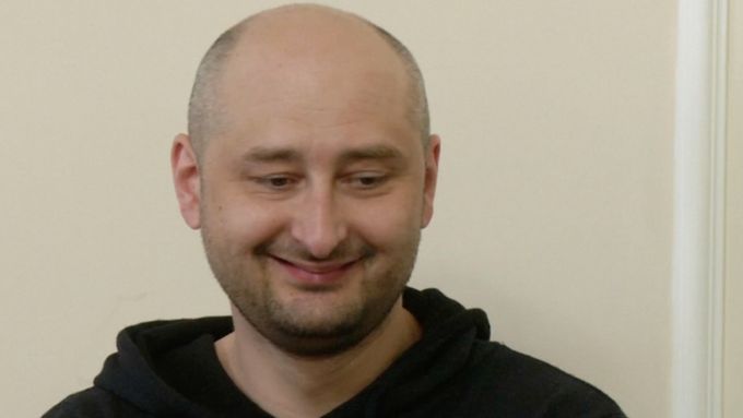 Ruský novinář Arkadij Babčenko je živý. O speciální operaci jsem věděl měsíc, řekl.