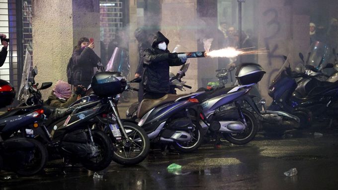 Propalestinští demonstranti odpalují ohňostroje proti italské policii, Boloňa, 21. listopadu 2025.