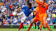 Naši procházku po sobotních evropských trávnících začneme ve 4. skotské lize, kam spadli kvůli finančním problémům fotbalisté Glasgow Rangers (v modrém). Ti ve svém prvním domácím zápase přivítali v Ibrox Parku East Stirlingem. Kromě pohodlné výhry 5:1 se ihned zapsali do historie soutěže. 49 118 fanoušků je totiž jejím novým rekordem a je to mimochodem o 9 tisíc více, než vidělo kompletní kolo 2. skotské ligy o uplynulém víkendu.