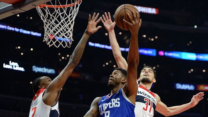 basketbal, NBA 2018/2019, Los Angeles Clippers - Washington, Tomáš Satoranský (vpravo) se snaží zabránit ve skórování Tyronu Wallaceovi