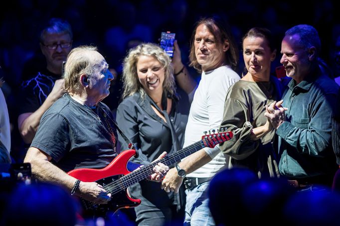 Koncert k 60. výročí Olympicu v pražské O2 areně objektivem fotografa Radoslava Vnenčáka. Praha, 18. prosince 2023