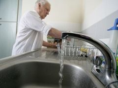 Technika může pohlídat, jestli uživatel domácnosti zastavil vodu.