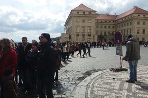 Bezpečnostní opatření u Pražského hradu jsou sice masivní, viditelná, ale poněkud postrádají smysl