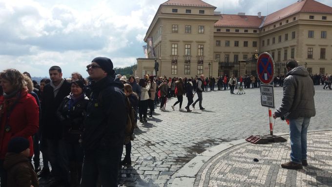 Bezpečnostní opatření u Pražského hradu jsou sice masivní, viditelná, ale poněkud postrádají smysl