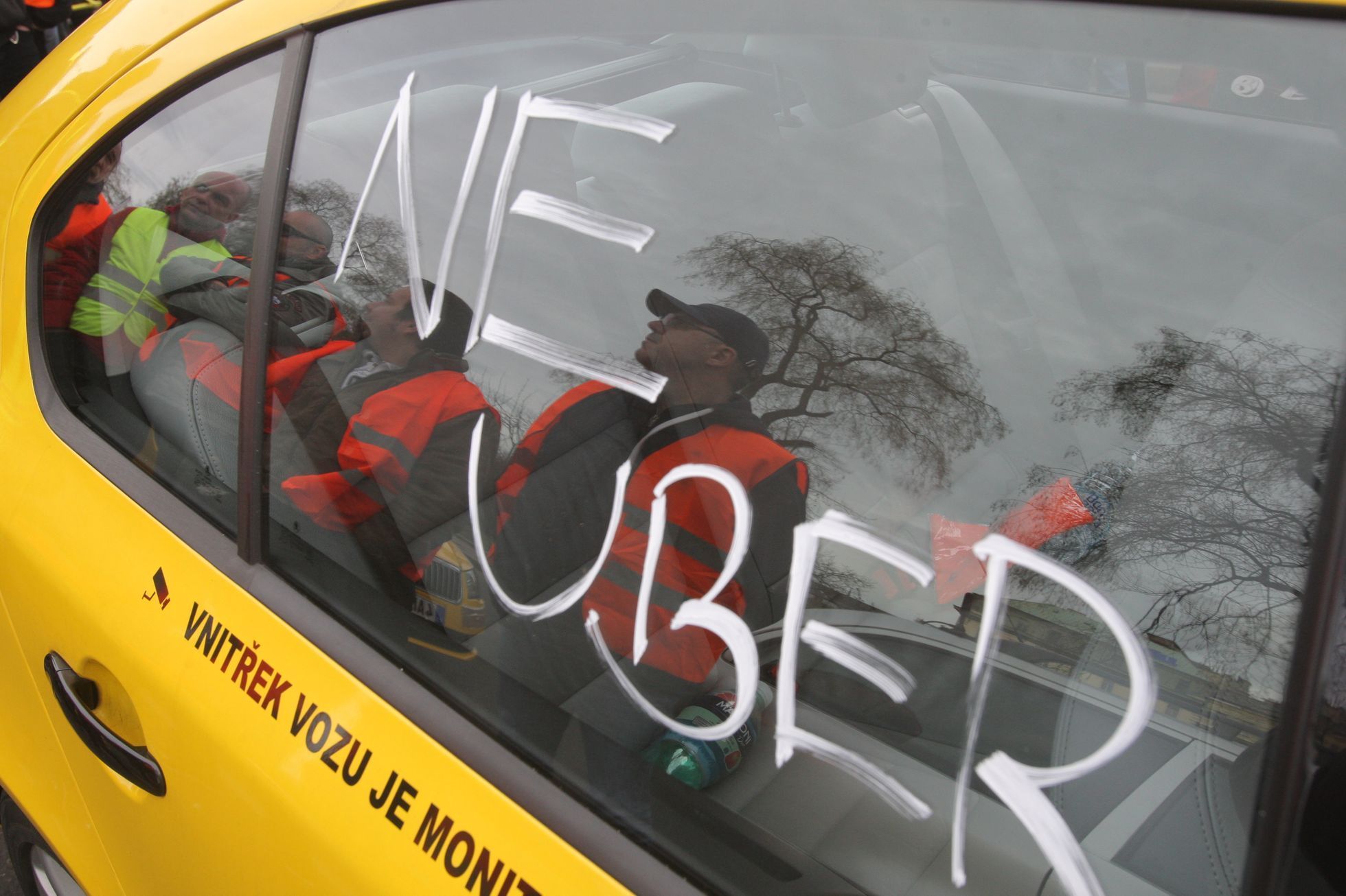 Taxikáři blokují Prahu