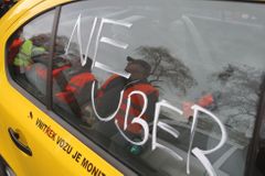 Pražští taxikáři neuspěli se žádostí o zákaz služby Uber, zvažují "sundání klobouku"