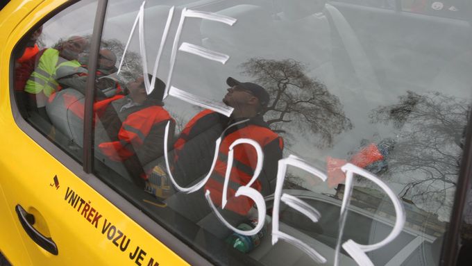 Auto taxislužby při hromadných protestech proti Uberu.
