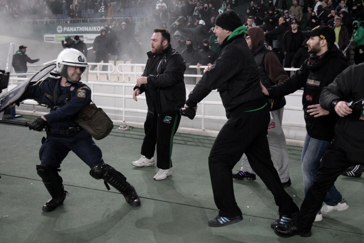 Násilí při derby Panathinaikos-Olympiakos