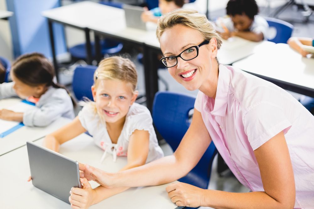 Třída - žáci - učitelka - asistentka - tablet - digitalizace