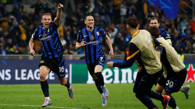 Fotbalista Interu Milán Davide Frattesi slaví gól v prodloužení v semifinále Ligy mistrů proti Barceloně.