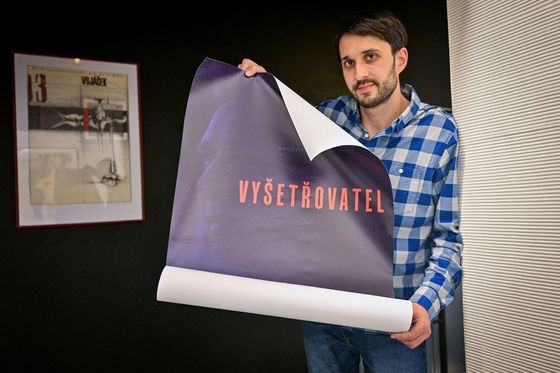 Režisér Viktor Portel s plakátem k dokumentárnímu filmu Vyšetřovatel.